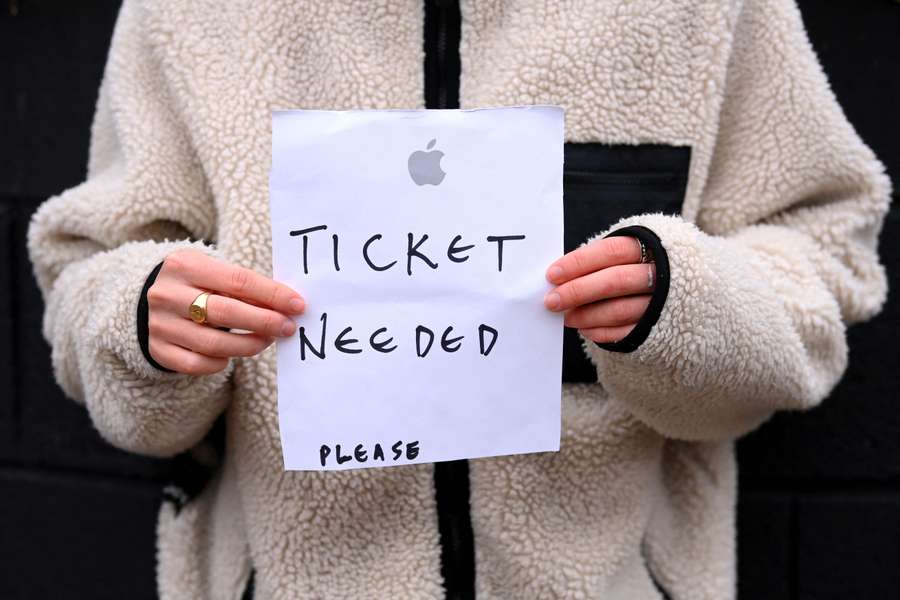 O persoană încearcă să cumpere un bilet înainte de un meci din Premier League