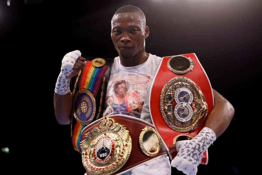 Zolani Tete fotografado com os seus cinturões em 2022