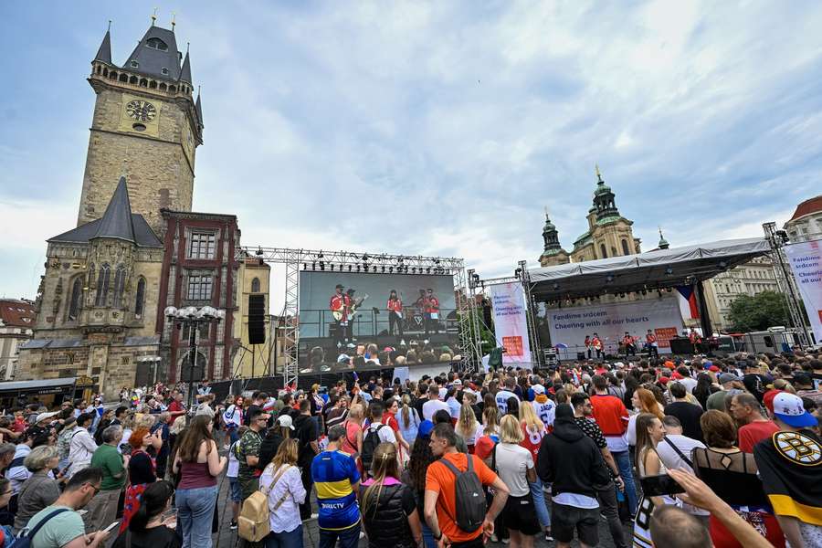 Na hokejisty čekají na Staroměstském náměstí tisíce fanoušků