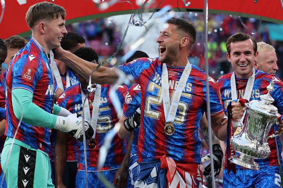 Jucătorii lui Crystal Palace celebrează câștigarea Cupei Angliei