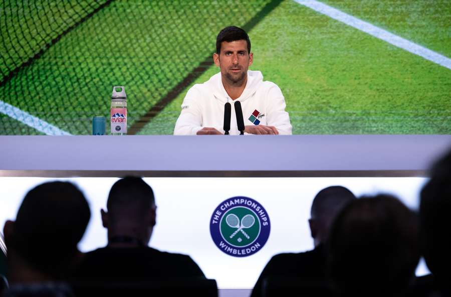 Novak Djokovic vorbește în timpul unei conferințe de presă înainte de Wimbledon 2023