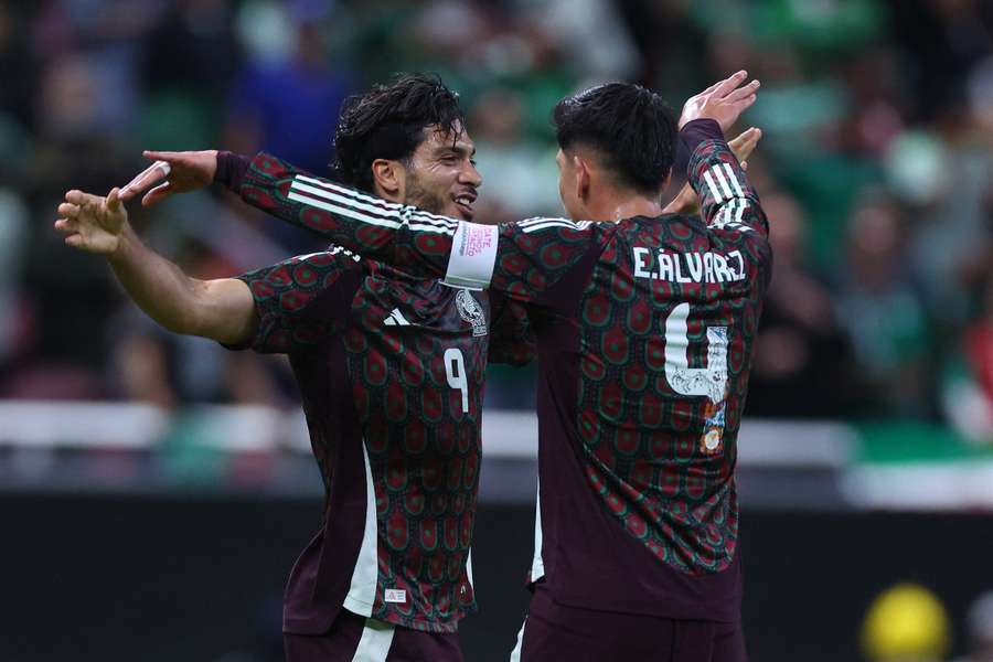 Raúl Jiménez y Edson Álvarez celebran el primer gol de México a Estados Unidos