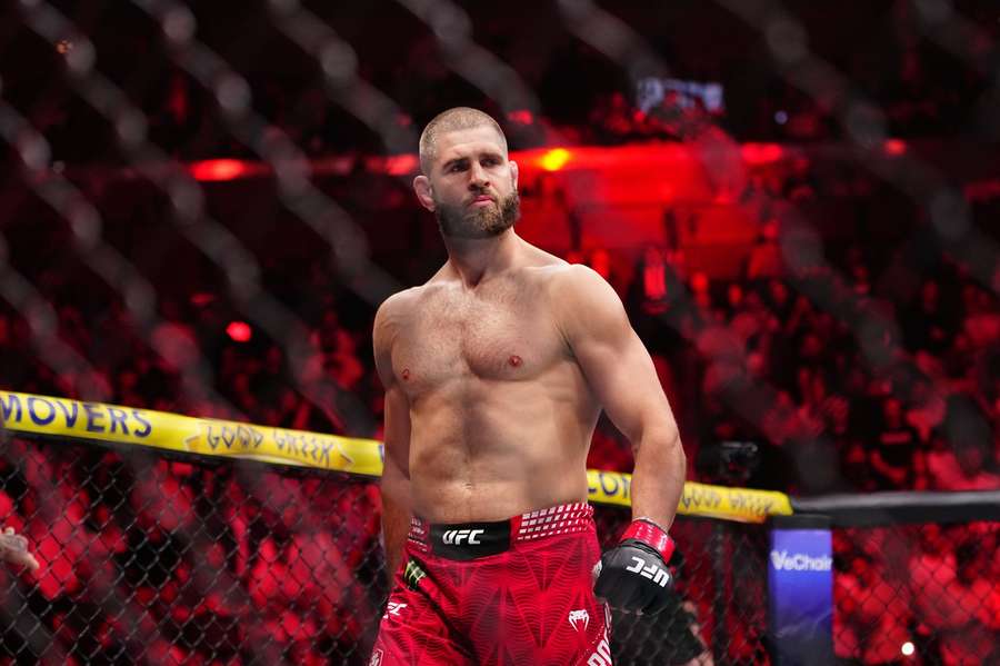 Procházku čeká v dalším souboji v UFC neporažený Stirling.
