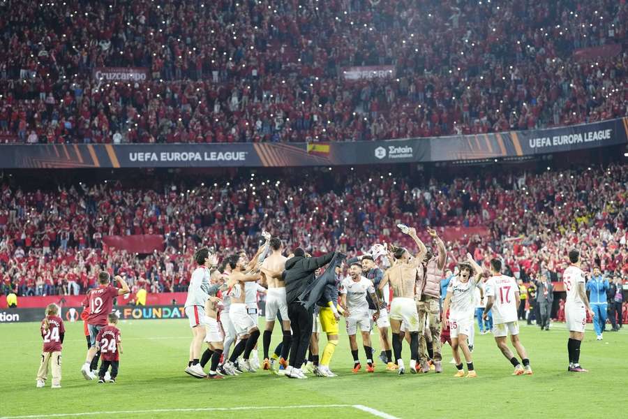 Il Siviglia celebra la vittoria contro la Juventus