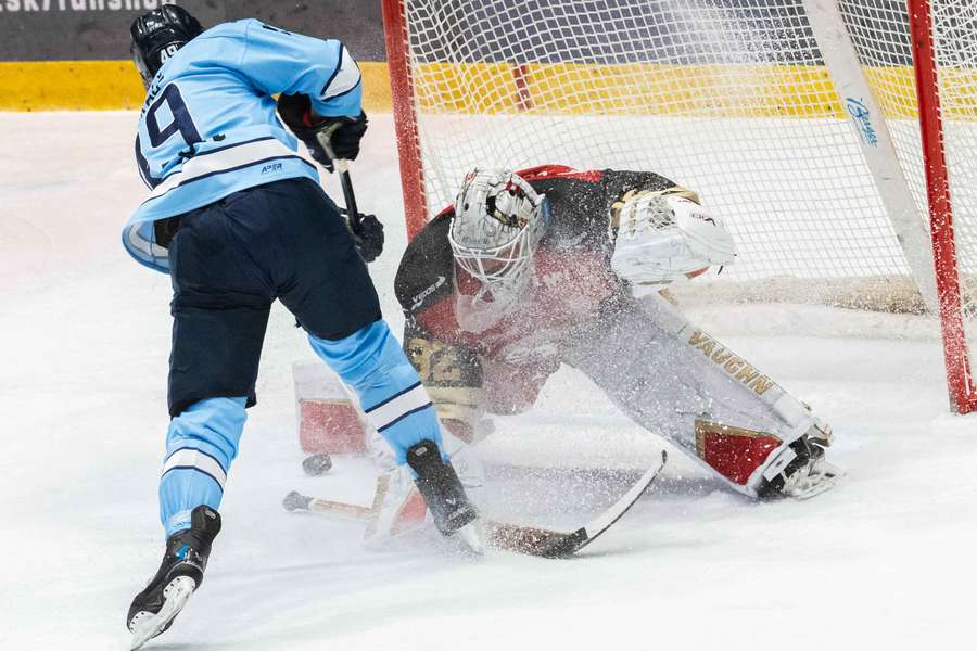 Na snímke Janus ešte v drese Prešova proti Slovanu. Na snímke Janus ešte v drese Prešova proti Slovanu.