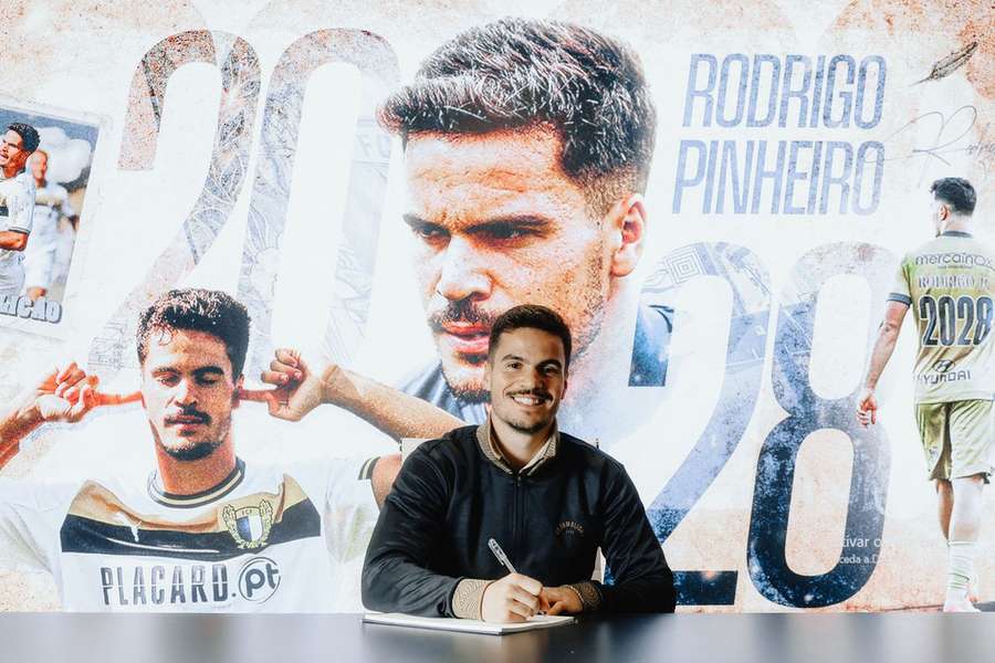 Rodrigo Pinheiro na assinatura da renovação