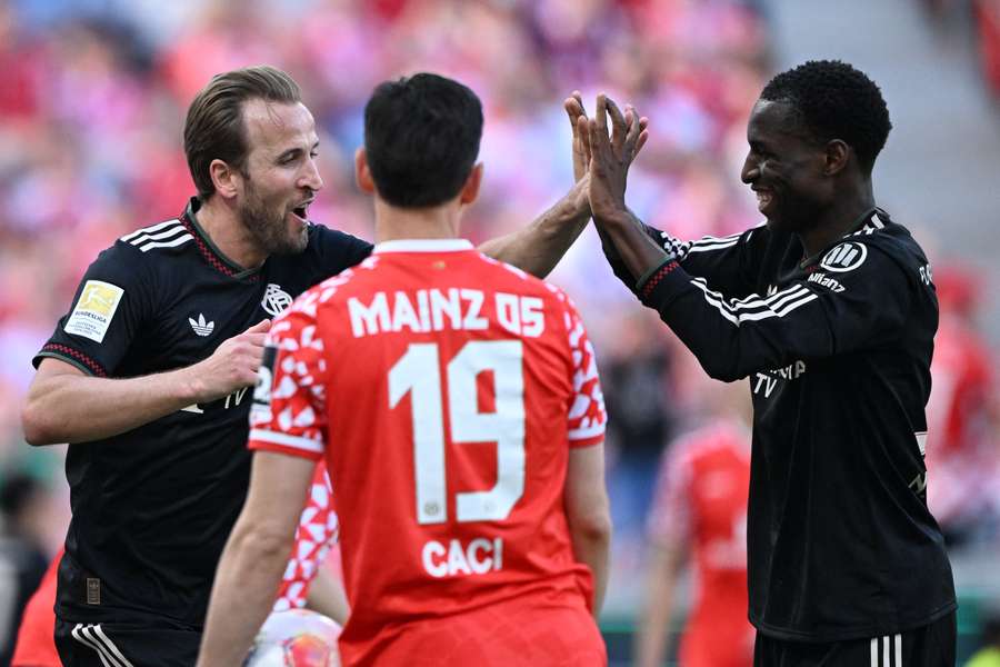 Harry Kane celebrates with Nicolas Jackson