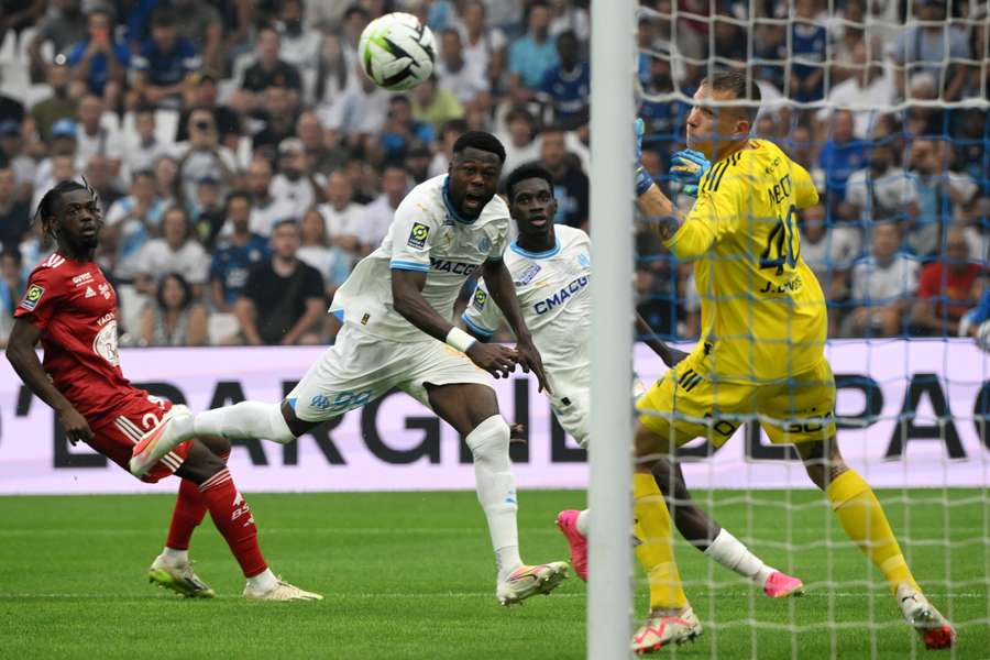 Mbemba toujours redoutable de la tête.