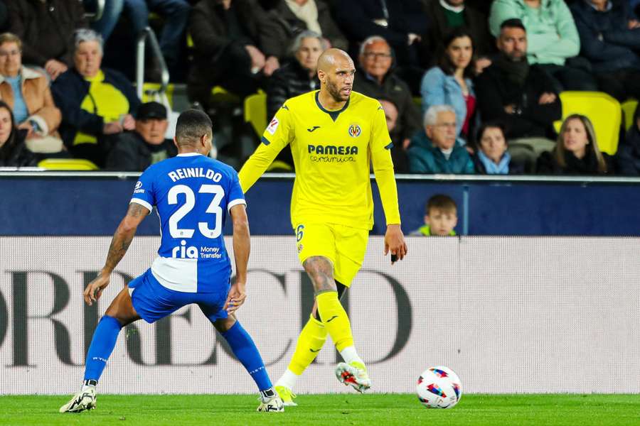 Étienne Capoue, con el Villarreal en un partido ante el Atlético de Madrid