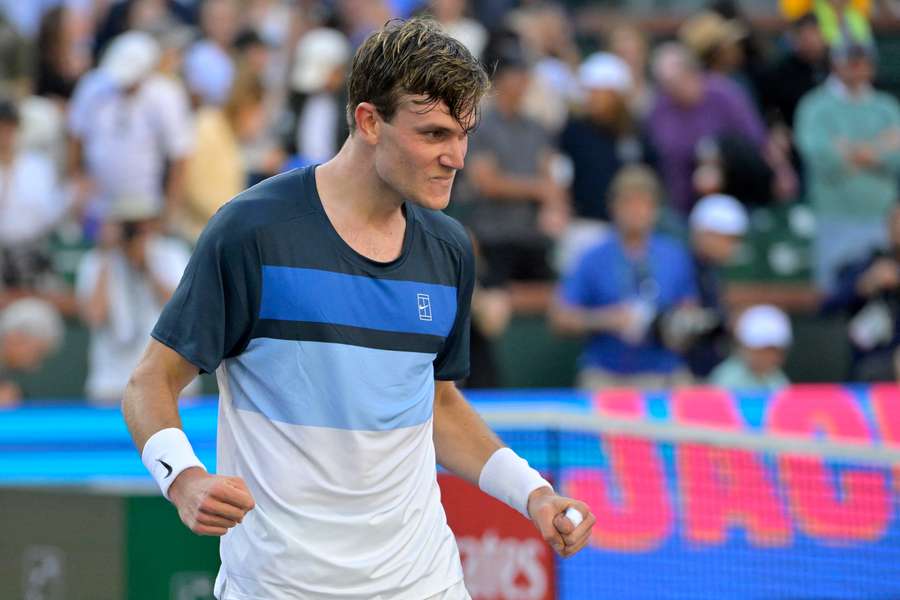 Jack Draper reacciona tras derrotar a Carlos Alcaraz en tres sets durante su partido de semifinales en Indian Wells