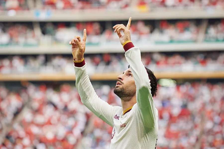 Álex Baena celebra su gol ante Uruguay