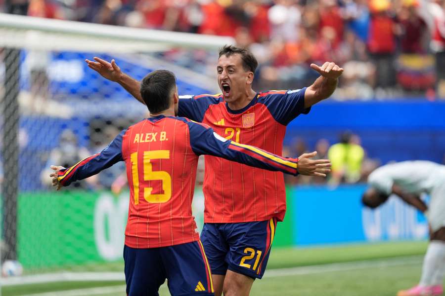 Mikel Oyarzabal celebra junto con Álex Baena el gol ante Austria Mikel Oyarzabal celebra junto con Álex Baena el gol ante Austria