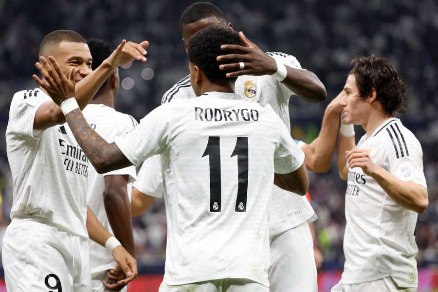Hráči Realu Madrid slaví gól Rodryga.