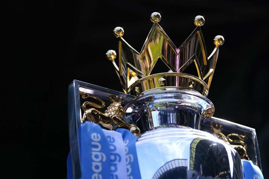De trofee van de Premier League, nu nog in de kleuren van City