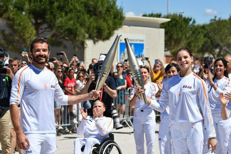 Maria Vysochanska reçoit la flamme olympique (à droite).