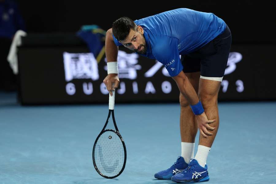 Djokoviče na Australian Open trápí zranění.