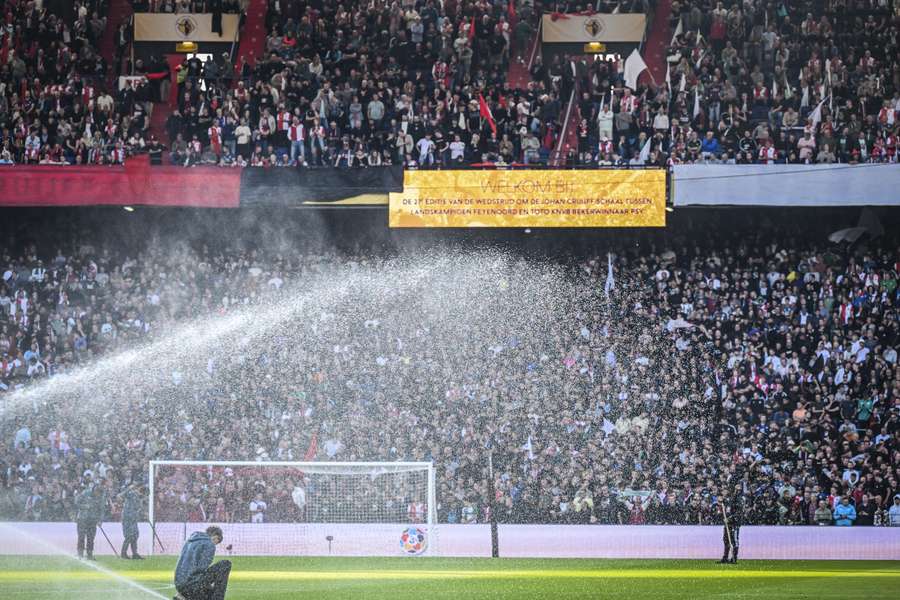 PSV-aanhangers hebben het net dat voor het uitvak was gemonteerd, vernield