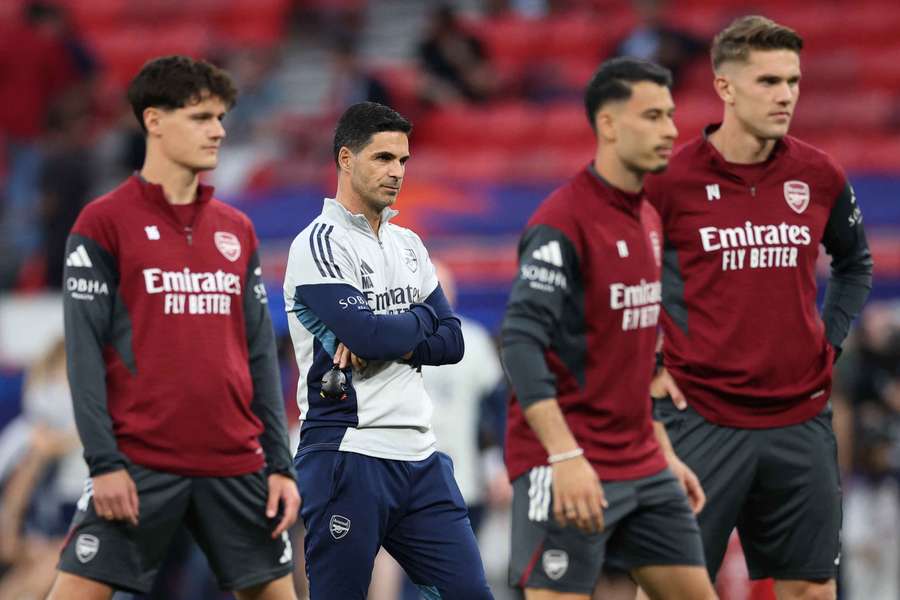 Arsenal manager Mikel Arteta watches on as his side train