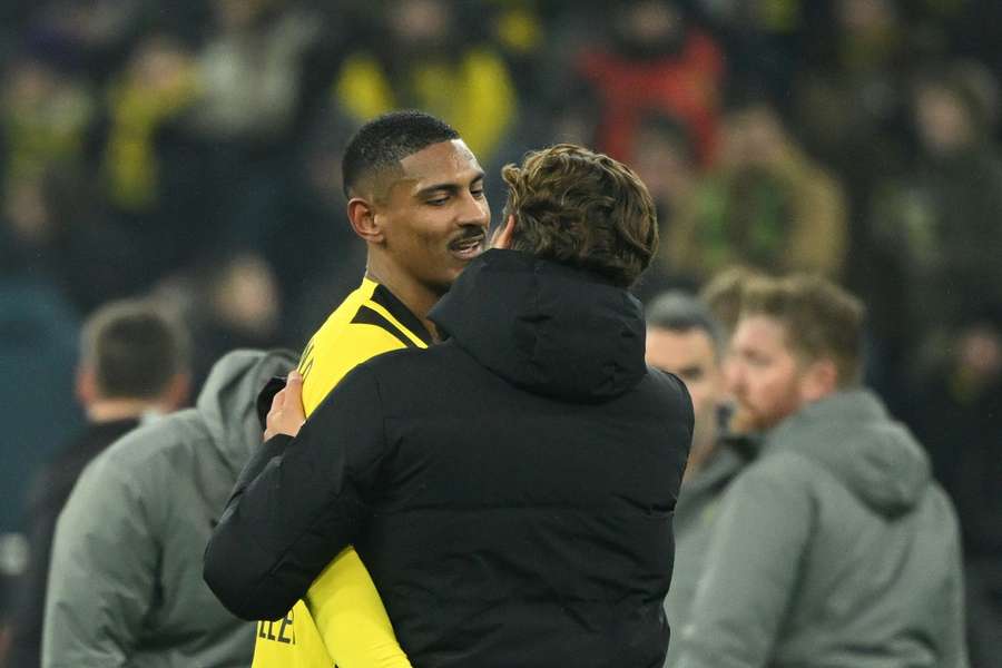 BVB-Trainer Edin Terzic herzt seinen Rückkehrer Sebastien Haller.