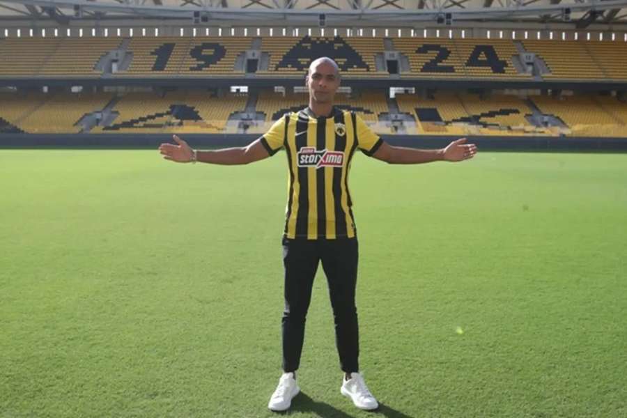 João Mário apresentado pelo AEK Atenas