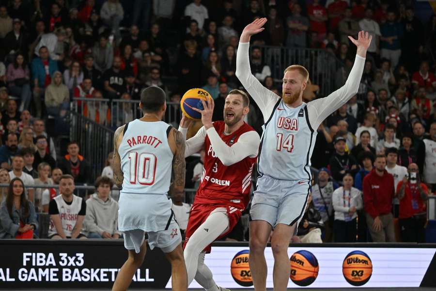 Amerykanie James Parrott (L) i Mitch Hahn (P) oraz Michał Anioł Sokołowski (C) z Polski podczas meczu mistrzostw świata 3x3, 4 bm. w Warszawie.
