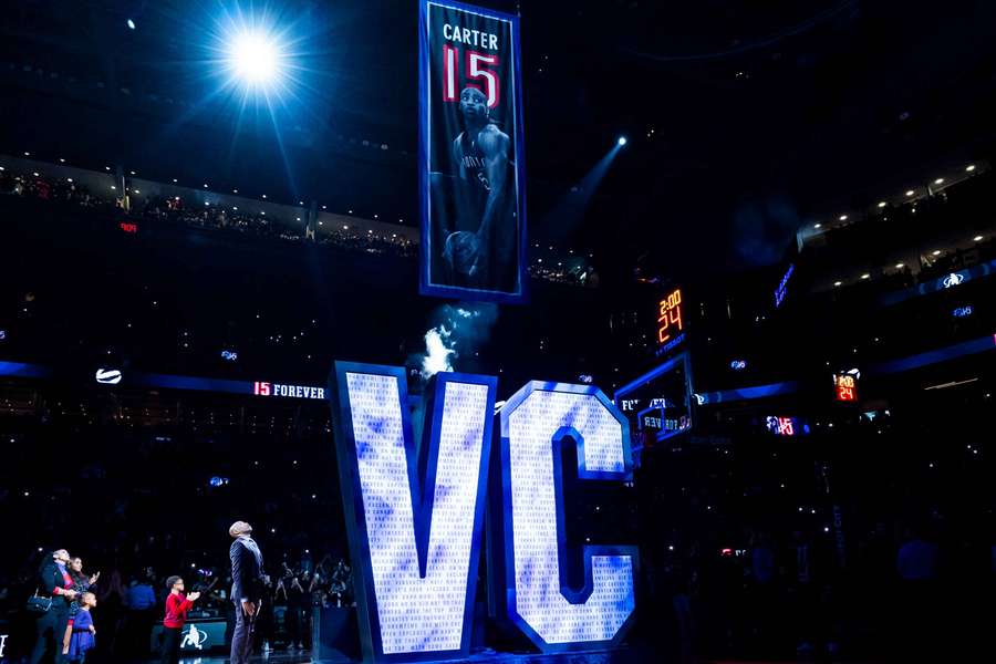 Vince Carter, con su camiseta subiendo al techo del pabellón de los Nets