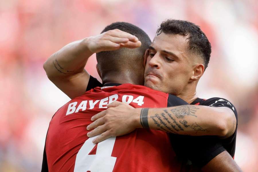 Granit Xhaka umarmt Jonathan Tah.