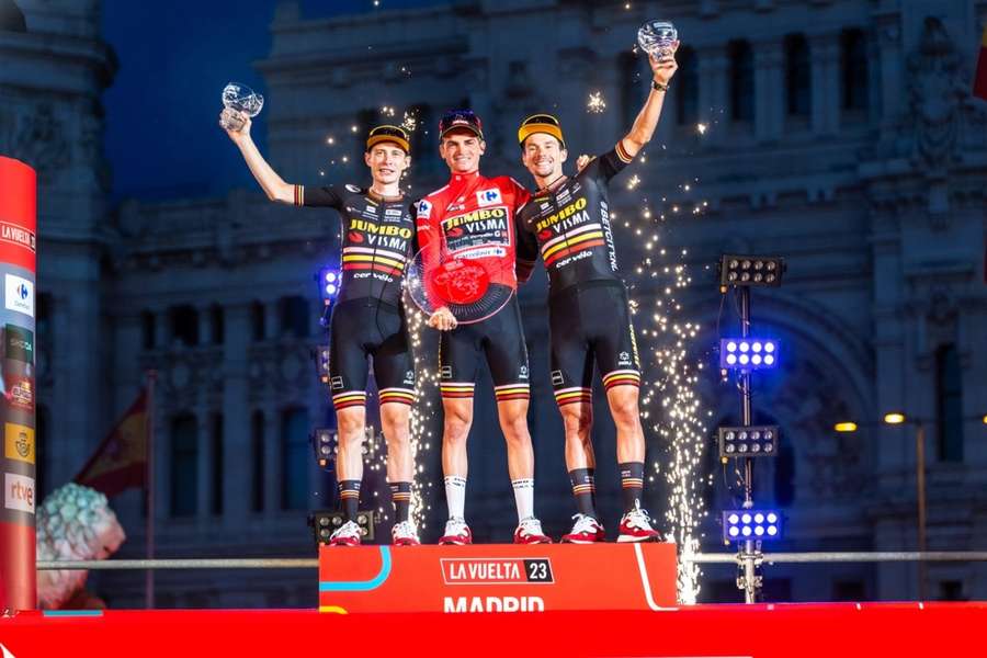 Kuss, Vingegaard y Roglic en el podio de Madrid en La Vuelta