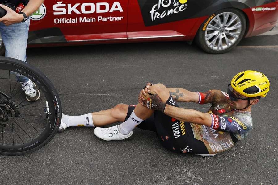 Primož Roglič utrpěl v 5. etapě na Tour po pádu z kola zranění.