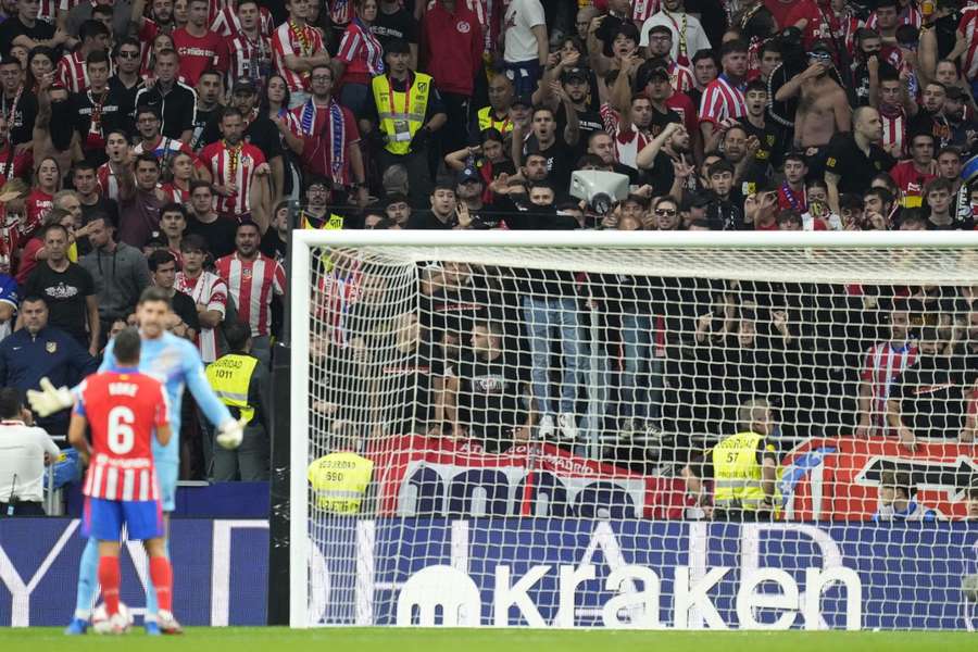 Courtois conversa com Koke durante o jogo entre Atlético de Madrid e Real Madrid