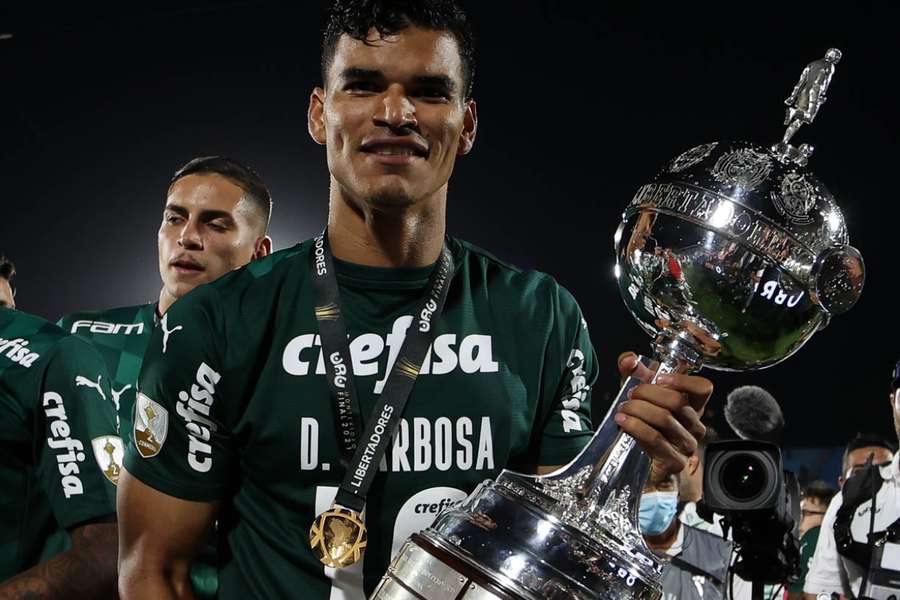 Danilo com a Copa Libertadores de 2021, em Montevidéu