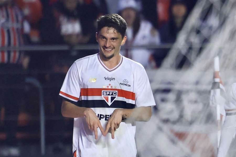 Pablo Maia comemora gol marcado sobre o Athletico-PR