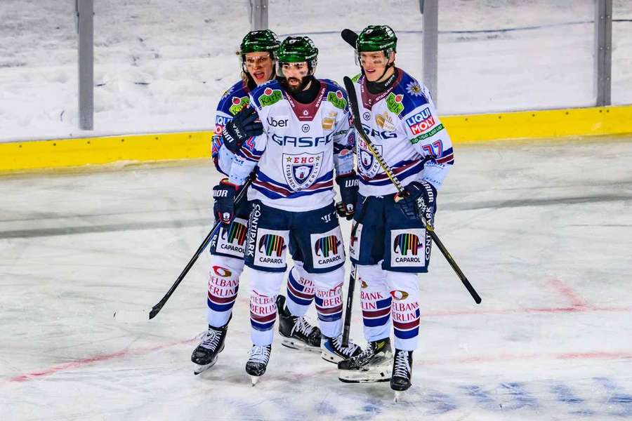 Die Eisbären beim Torjubel.