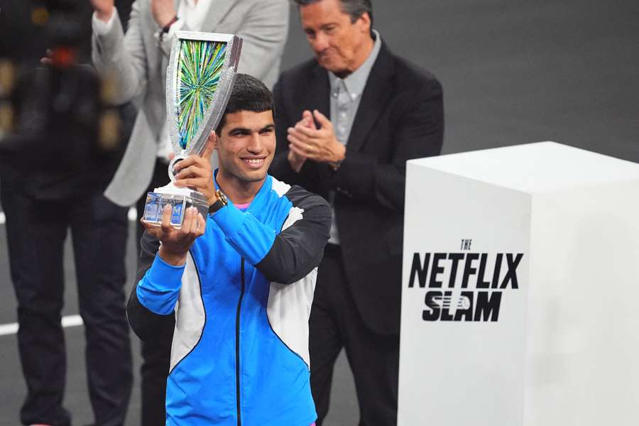 Alcaraz con il trofeo dello Slam di Netflix