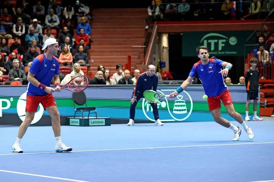 Patrik Rikl (vlevo) s Petrem Nouzou během zápasu se Švédy.