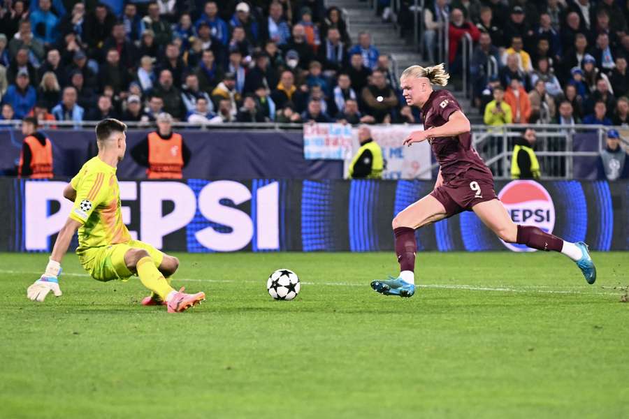 Erling Haaland op weg naar zijn treffer in de uitwedstrijd tegen Slovan Bratislava