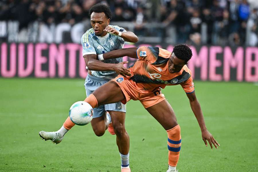 Juventus' Lois Openda fights for the ball with Atalanta's Honest Ahanor
