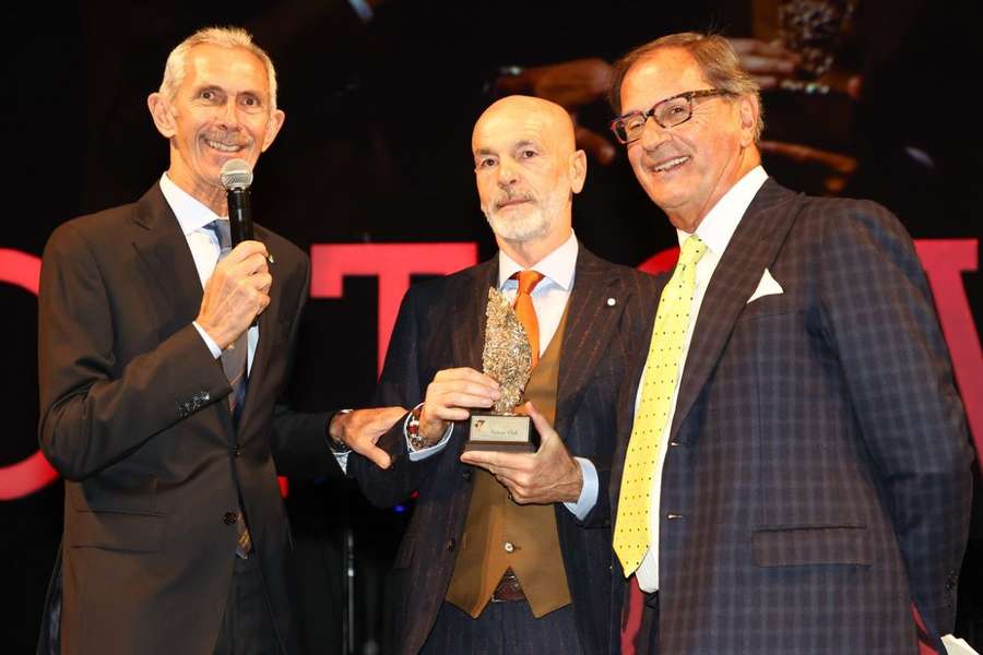 Stefano Pioli è il vincitore del Premio "Gentelman Allenatore Gigi Simoni" 2021/22
