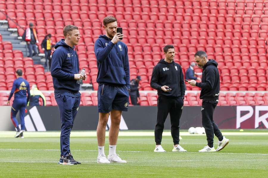 Spelers van Fortuna Sittard inspecteren het veld voorafgaand aan de wedstrijd