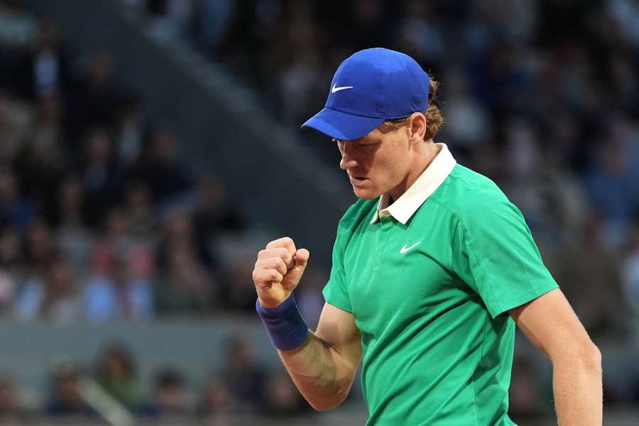 Jannik Sinner w drugiej rundzie French Open. Lider rankingu pokonał Arthura Rinderknecha