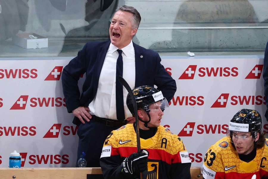 Auf der Bank des DEB-Teams herrschte nicht nur bei Coach Harold Kreis Enttäuschung. Auf der Bank des DEB-Teams herrschte nicht nur bei Coach Harold Kreis Enttäuschung.
