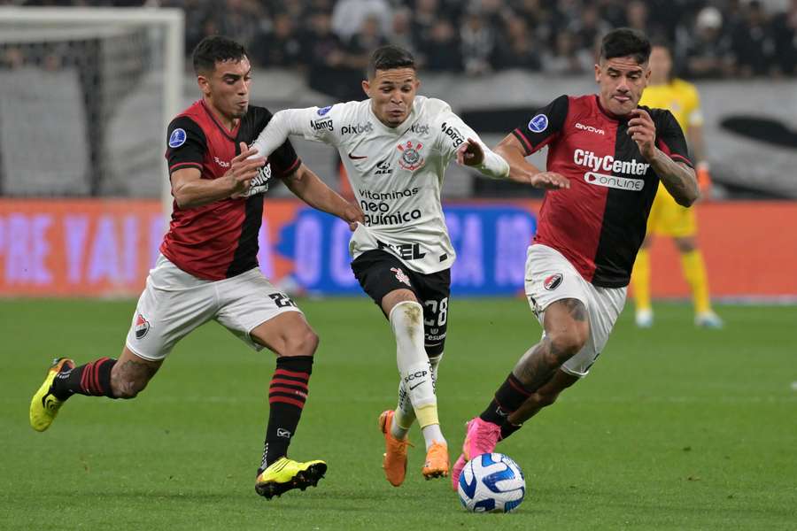 Corinthians joga pelo empate contra o Newell's