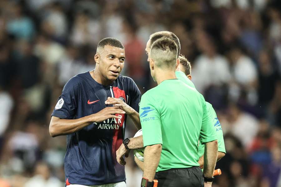 Mbappé dialoga con un árbitro durante un partido de la Ligue 1.