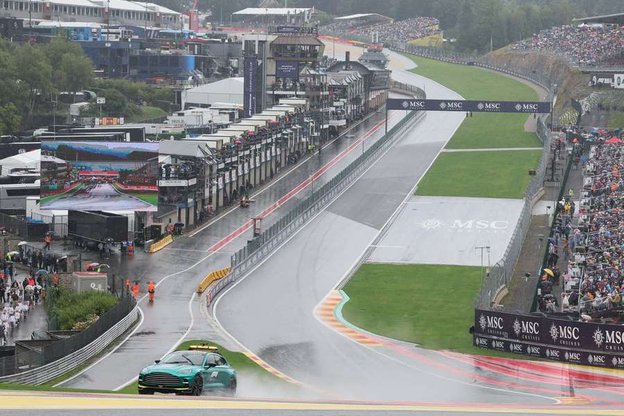 La lluvia lastra el inicio del GP de Bélgica