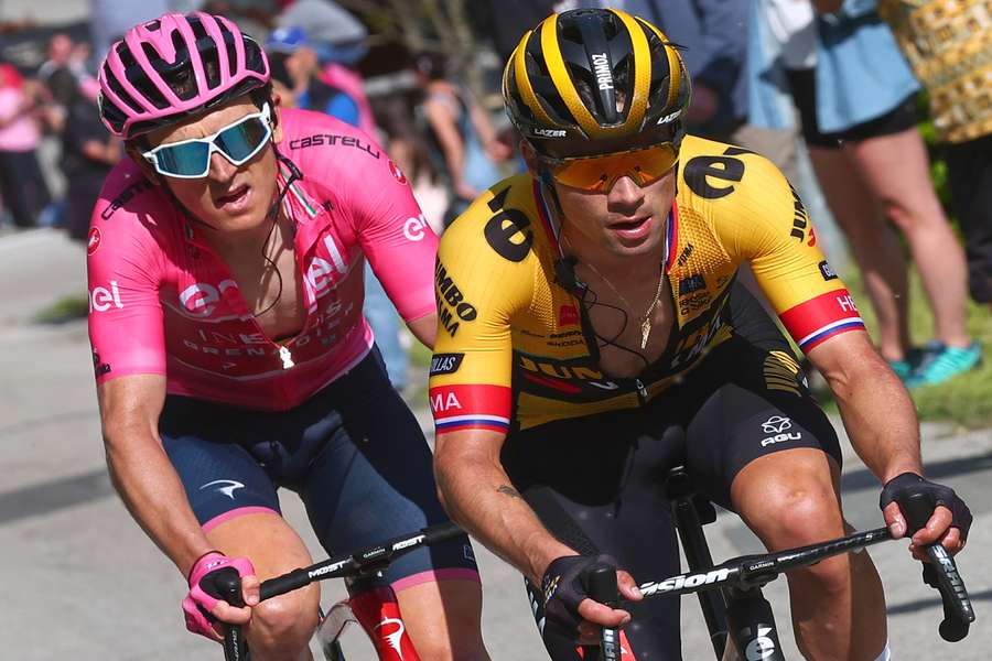 Geraint Thomas (L) stuck to Primoz Roglic to retain the Giro lead