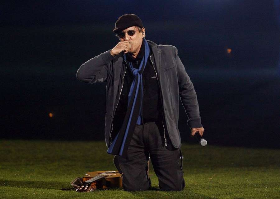 Adriano Celentano sur la pelouse de Giuseppe-Meazza lors du centenaire de l'Inter en 2008