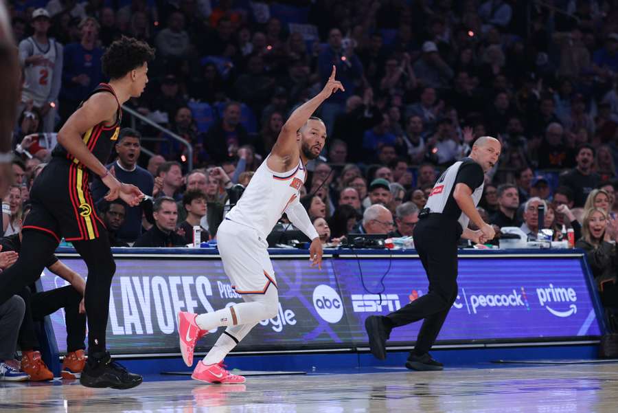Brunson celebra ante los Hawks