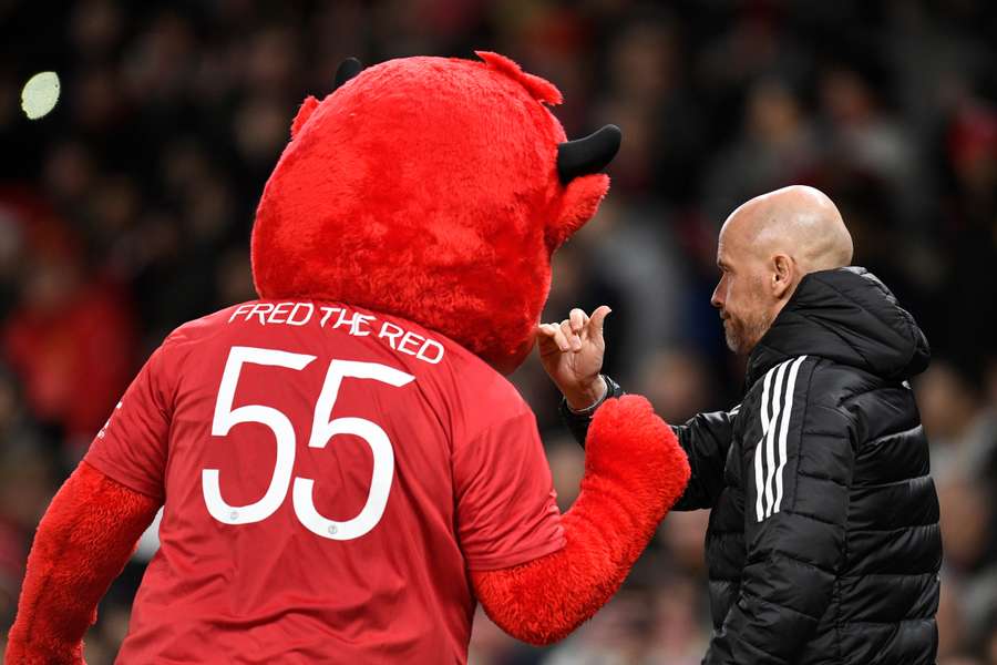 Wird ohne Ronaldo alles besser? Coach ten Hag klatscht mit dem Maskottchen "Fred the Red" ab.