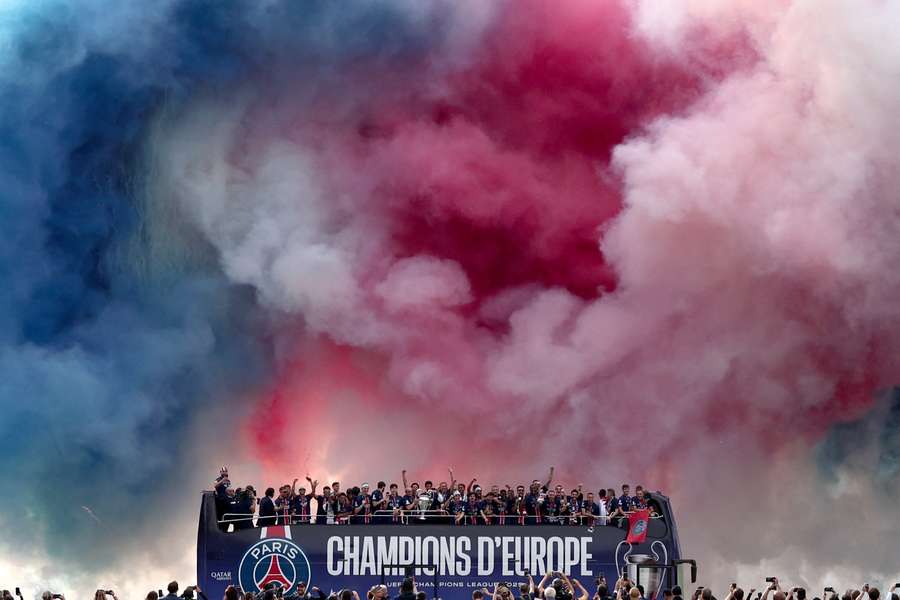 El PSG celebra con el trofeo de la Liga de Campeones en los Campos Elíseos. El PSG celebra con el trofeo de la Liga de Campeones en los Campos Elíseos.