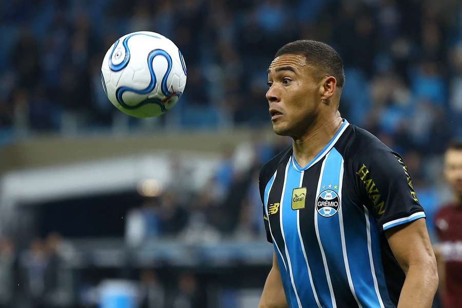 Contra o Santos, Carlos Vinícius quebrou um jejum de seis rodadas sem marcar pelo Brasileirão Contra o Santos, Carlos Vinícius quebrou um jejum de seis rodadas sem marcar pelo Brasileirão